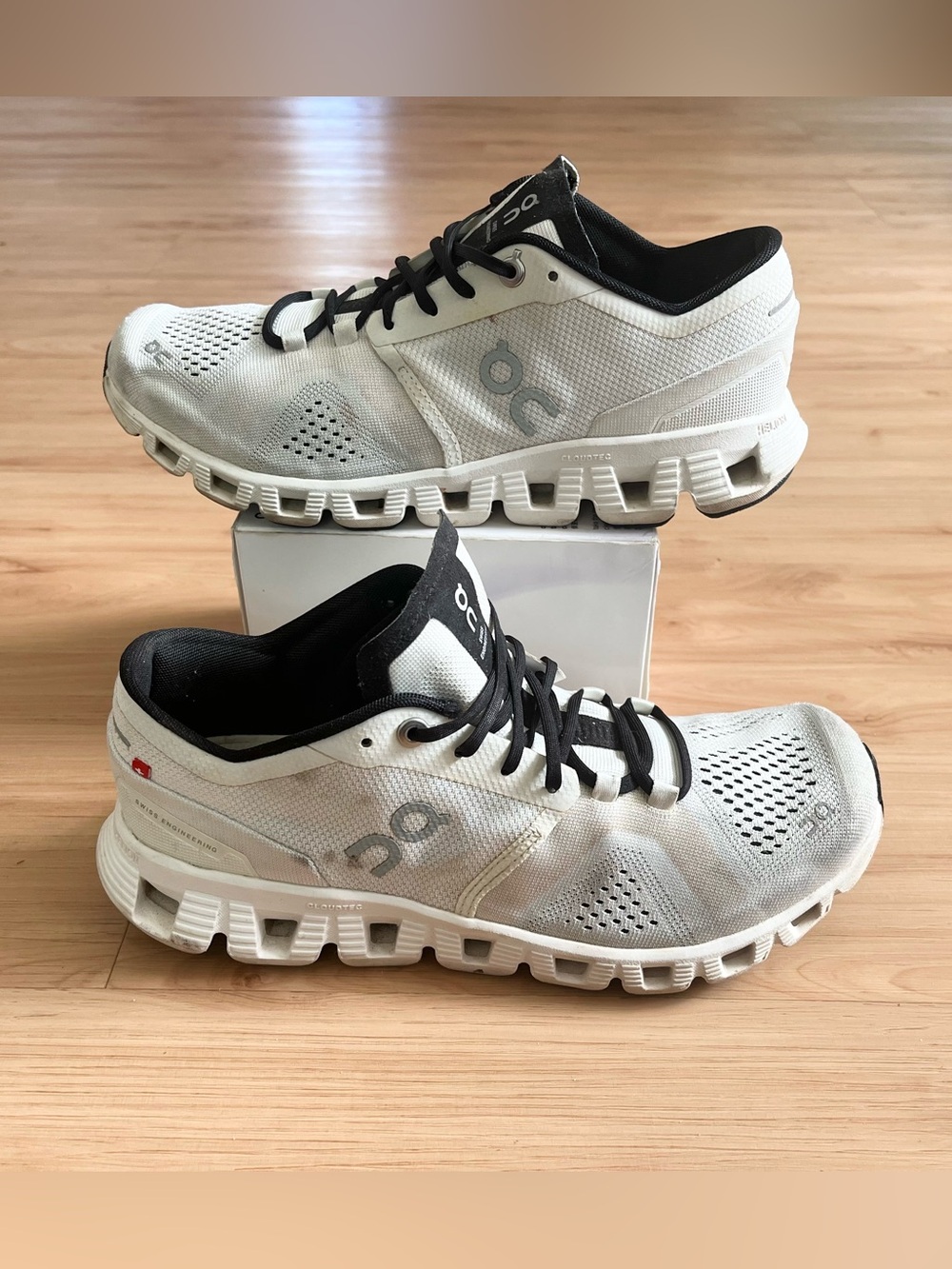 On Running Women Athletic Shoes in White 8.0 US